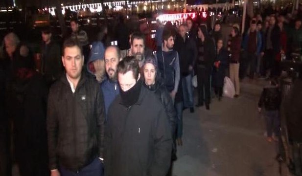 Milli piyango bileti için uzun kuyruklar oluştu
