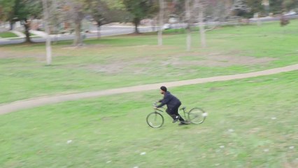 Prank - Ils scient un vélo en deux en attendant des voleurs