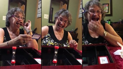 Mamie perd son dentier avec un écarteur dans la bouche