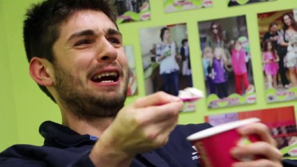 PLAYING MY PLAYSTATION IN FAMOUS ICE CREAM STORE! (WITH SELENA GOMEZ!)