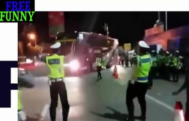 polisi Indonesia OM telolet OM dengan Penuh bahagia