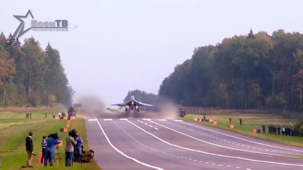 Atterrissage d'avions de chasse sur une route