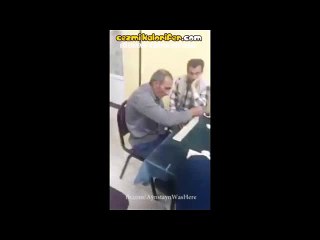 okey atınca hunharca sevinen adam