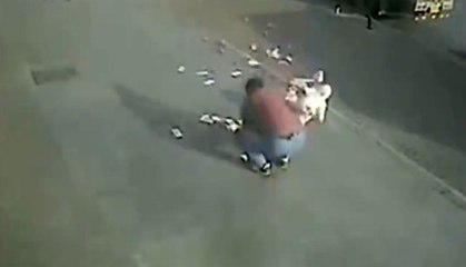 Para dolu çantayı düşürdü, Rüzgar paraları uçurdu