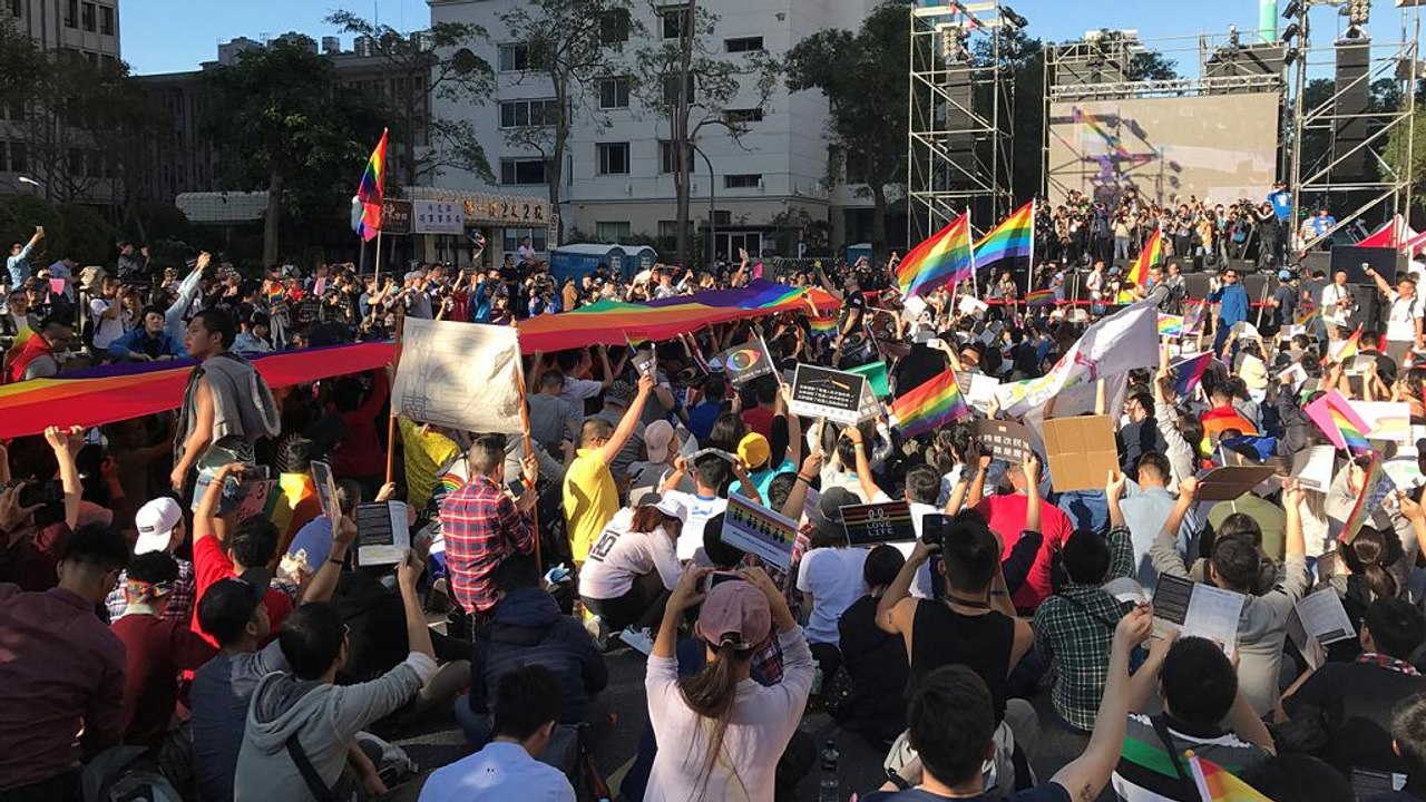 Demonstrationen für und gegen Homoehe in Taiwan