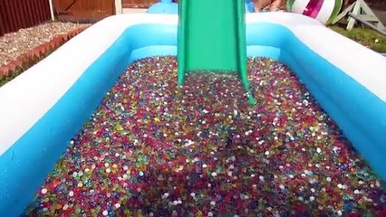 ORBEEZ POOL PARTY - WATER BALLOON BOMB FIGHT | Toys AndMe
