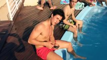 Elenco de Soy Luna - Chicos en traje de baño en la piscina