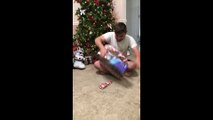 Jovem super feliz é atacado pelo seu gato ao abrir prenda de Natal