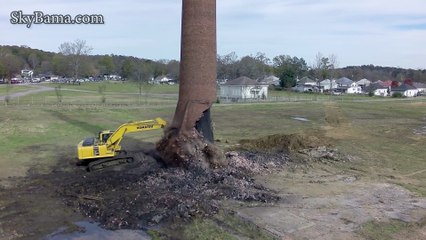 Drone Görüntüleriyle Yıkmaya Çalıştığı Fabrika Bacasının Altında Kalan İş Makinesi