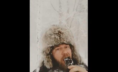 Un homme mange une glace par -50°