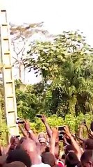 UNE SORCIERE se retrouve coincé dans les hautes tensions après un voyage noctune!