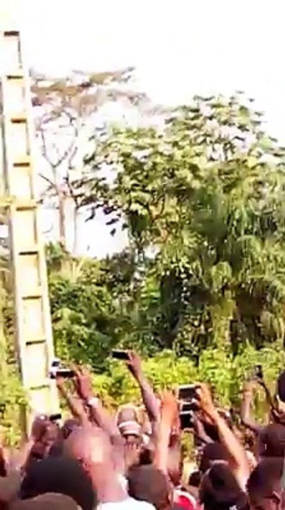 UNE SORCIERE se retrouve coincé dans les hautes tensions après un voyage noctune!