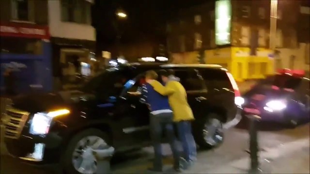 Ils imitent le boxeur Conor McGregor dans les rues de Dublin et devinez qui s'arrete en voiture...