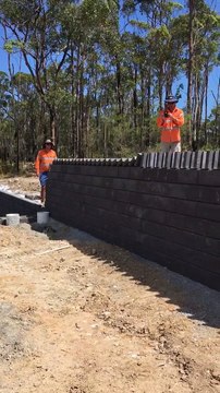 Jouer aux Dominos avec des briques.. Enorme