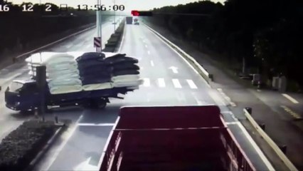 Скачать видео: Ce gamin se fait percuter par un camion et s'en sort miraculeusement