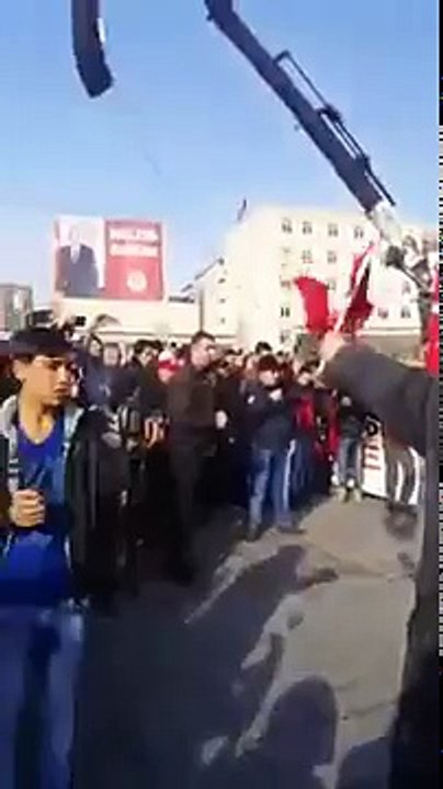 "ŞEHİTLERE SAYGI YÜRÜYÜŞÜ"nde  AKP'li vatandaşlar göbek attı