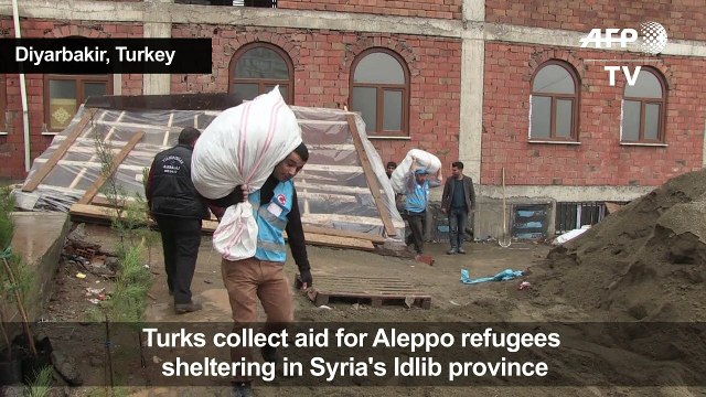 People in Turkey's Diyarbakir collect aid for Aleppo refugees