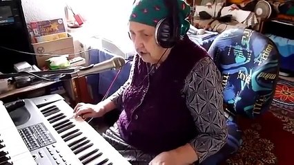 Это нечто неповторимое! Бабушка (90+ лет), которая поёт ангельским голосом! Невероятно!!! Вы только послушайте ее…
