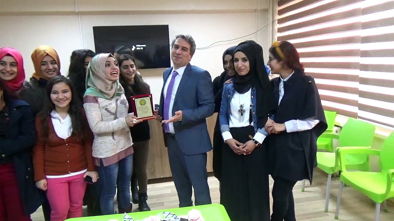 Siverek Uygulamalı Bilimler Fakültesi Öğrencilerinden Hocalarına Plaket