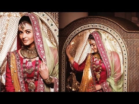 Aishwarya Rai Bachchan At Inaugural Ceremony Of Jewellery Store