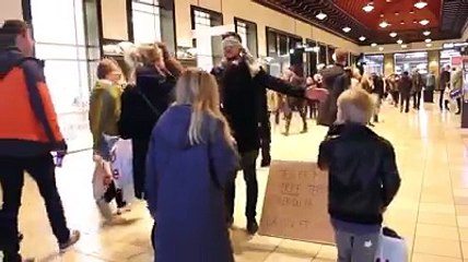 شاهد مسلم يرفع لافتة عانقني فلست ارهابيا