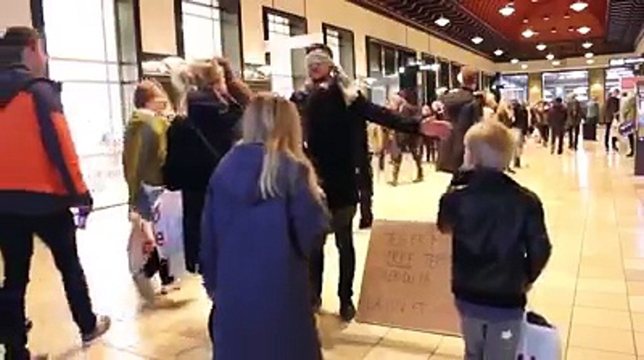 شاهد مسلم يرفع لافتة عانقني فلست ارهابيا
