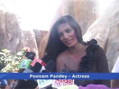 Poonam Pandey Wants To Play Holi With Fans!
