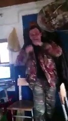 Il met une ampoule dans sa bouche et elle reste coincée ...