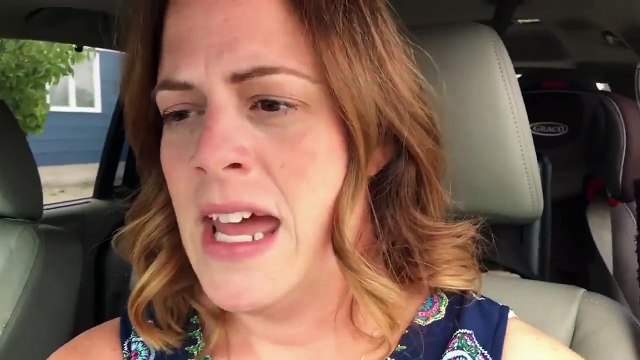 Elle découvre une souris dans sa voiture pendant qu'elle roule. Gros Stress !