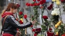 Киев, Украина скорбит с Россией. Киевляне несут цветы к Посольству России.