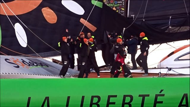 Un francés bate récord de vuelta al mundo a vela en solitario