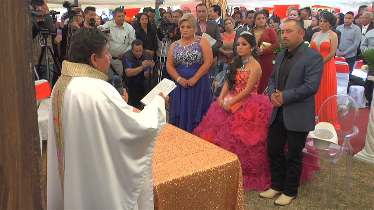 La viral y  rimbombante fiesta de Rubí en México con más de un millar de personas