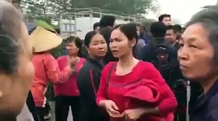 Cảnh sát giao thông đánh tài xế ở Vân Đình bị dân quây hỏi tội