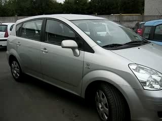 Toyota-corolla-verso-gris-1