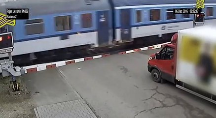 La sbarra si apre per errore e lui rimane intrappolato sui binari. Viene preso dal panico ed ecco cosa tenta di fare: