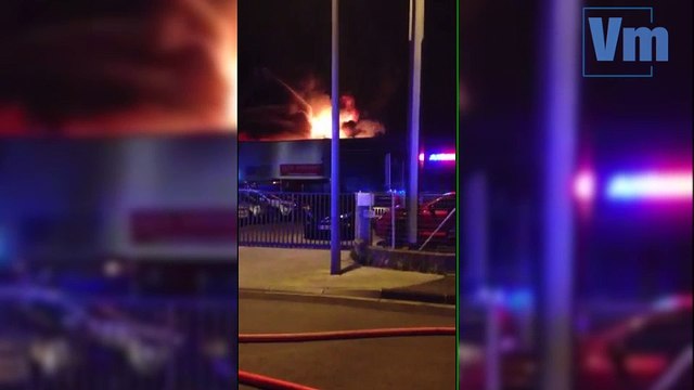 Un bâtiment commercial ravagé par les flammes à La Garde