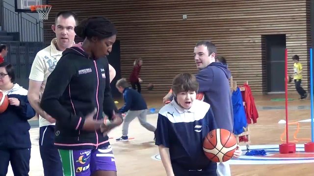 Moment de partage pour Le groupe LF2, des résidents de Don Bosco et Genets d'Or, des élèves de primaire et des retraités