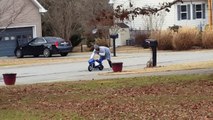 Adulte sur une mini-moto.. tellement ridicule !