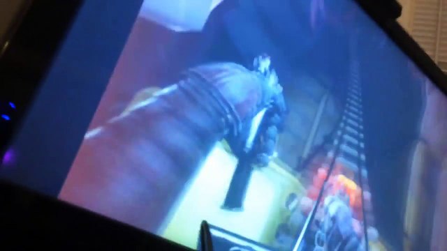 Mamie joue à la PS4 en réalité virtuelle et en chie..