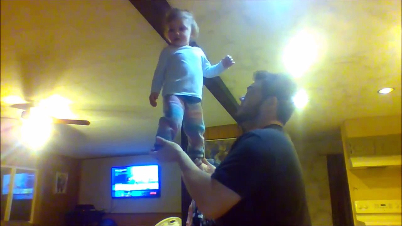 Cette fillette de 2 ans tient en équilibre sur 1 main de son père !