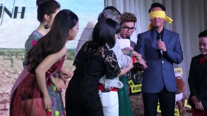 Giữa hàng loạt bàn tay mỹ nữ, soái ca Hứa Vĩ Văn bịt mắt vẫn nhận ra Diễm My 9X