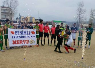 Böyle olur futbolcunun evlilik teklifi