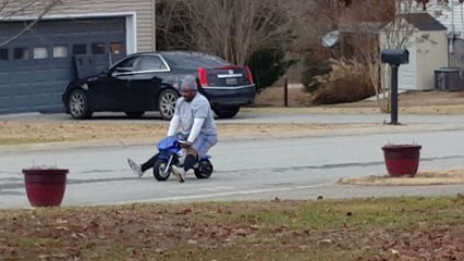 Un gros sur une pocketbike.. Pauvre moto..