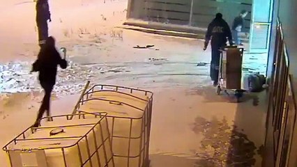 Une voiture folle fait irruption dans un aéroport et sème la panique