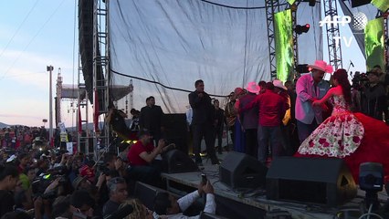Des milliers de personnes fêtent les 15 ans d'une Mexicaine