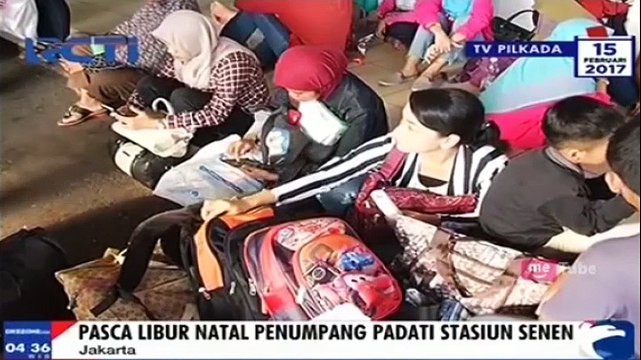 Pasca Libur Natal Penumpang Padati Stasiun Pasar Senen Jakarta Pusat