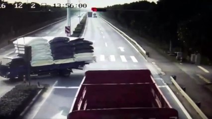 Un petit garçon en tricycle passe sous un camion et s’en sort indemne