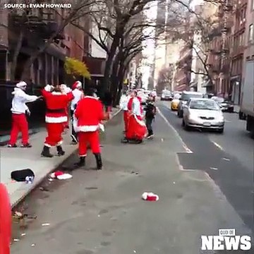 Insolite: des pères noël se bagarrent en pleine rue