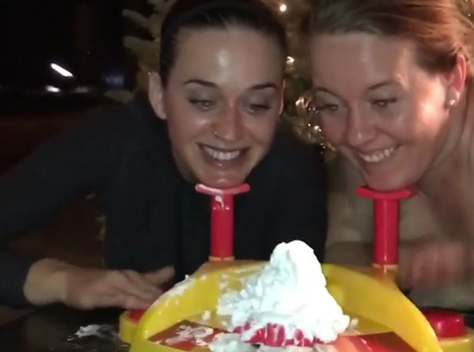 Quand Katy Perry et sa soeur jouent à "Pie Face", le nouveau jeu qui rend tous les enfants dingues !