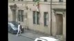 Hombre desnudo salta a la calle por su ventana para pelearse